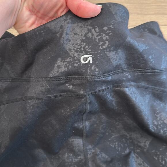 GAPFIT Black Gray GFast Broken Chevron Cropped Workout Active Capris Size Large - Picture 10 of 11